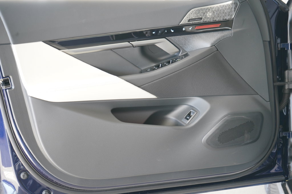 Used 2026 BMW 530i w/ Premium Package RWD image 10