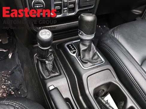 Used 2023 Jeep Wrangler Unlimited w/ Sun & Screen Package image 13