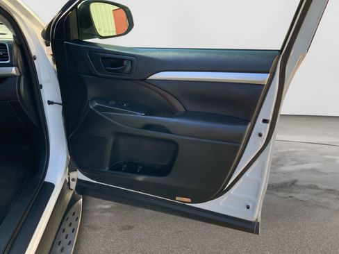 Used 2017 Toyota Highlander Plus FWD image 30