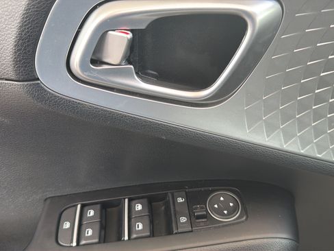 Used 2023 Kia Soul LX w/ LX Technology Package FWD image 17
