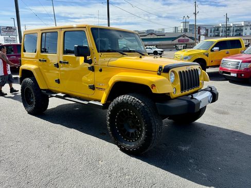 Used 2015 Jeep Wrangler Unlimited Sahara w/ Connectivity Group AWD/4WD image 7
