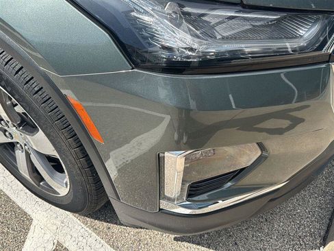 Used 2023 Chevrolet Traverse LT w/ LT Premium Package AWD/4WD image 3