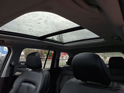 Used 2023 Jeep Grand Cherokee Limited image 14