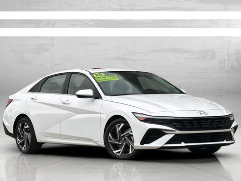 Used 2025 Hyundai Elantra SEL FWD image 2