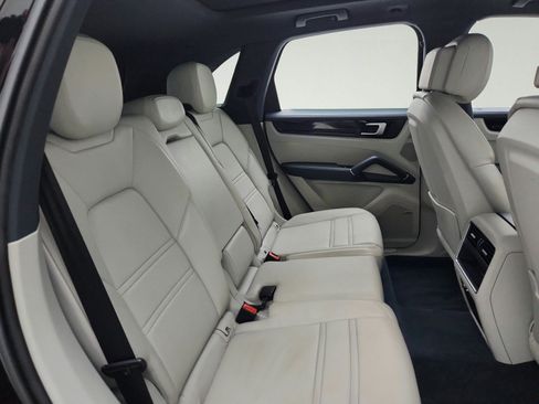 Used 2021 Porsche Cayenne AWD/4WD image 32