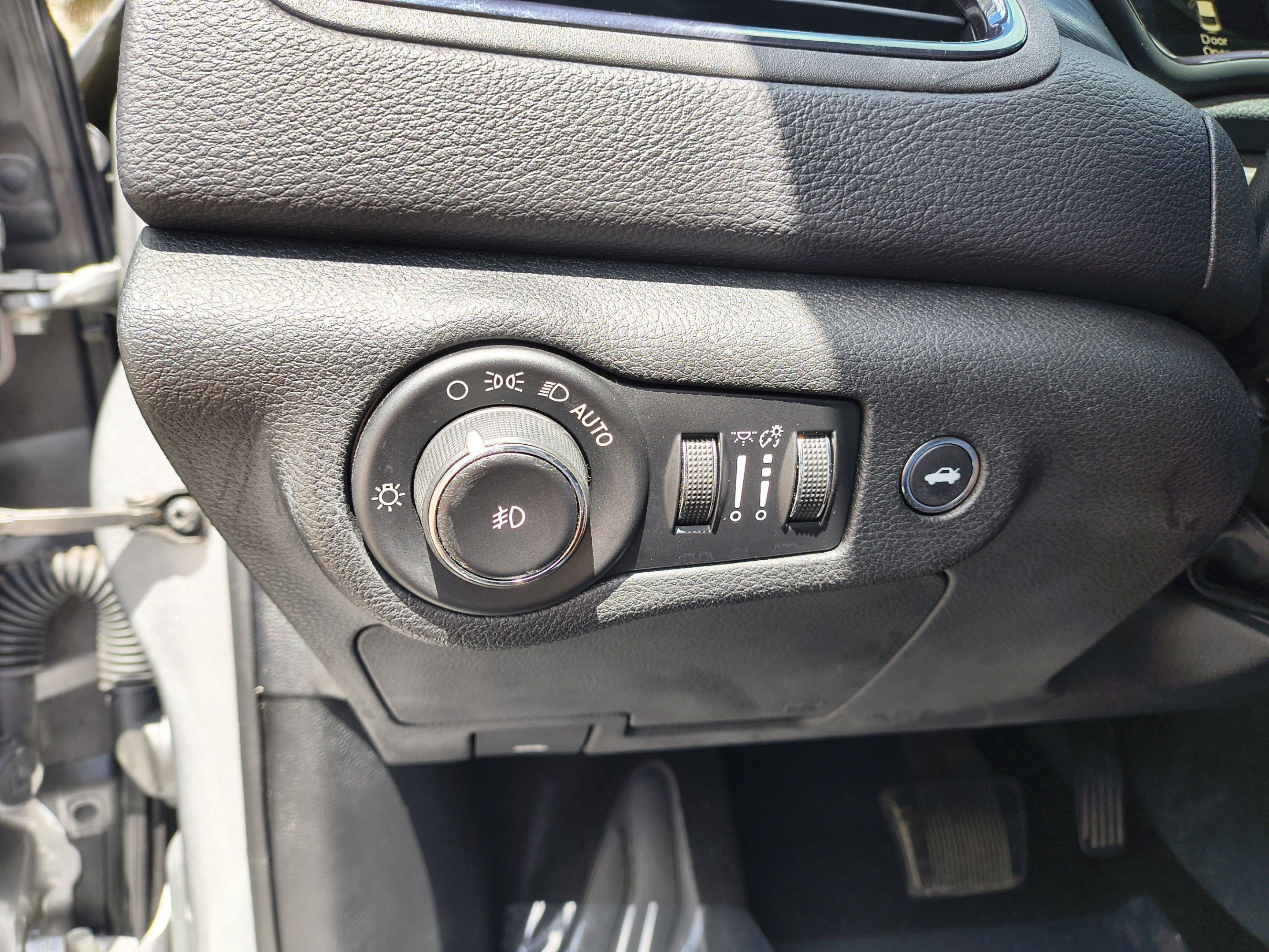 Used 2015 Chrysler 200 S w/ Comfort Group FWD image 28