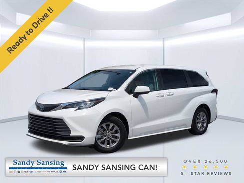 Used 2022 Toyota Sienna LE FWD image 1