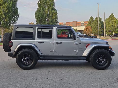 Used 2018 Jeep Wrangler Unlimited Sahara AWD/4WD image 6