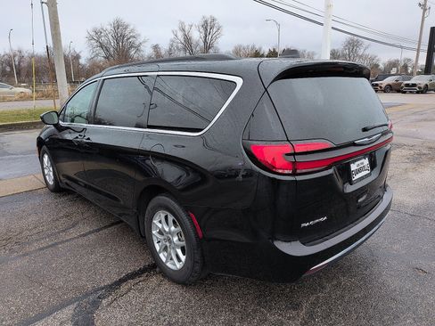 Used 2022 Chrysler Pacifica Touring-L image 5