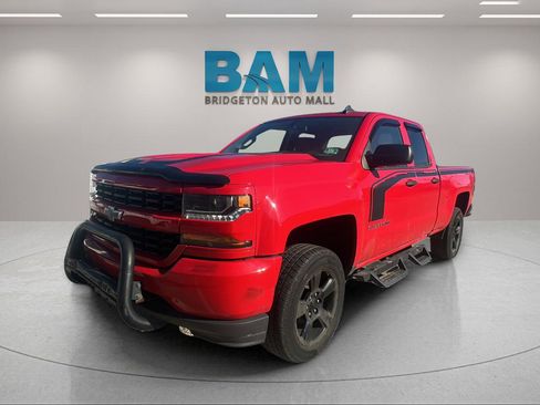 Used 2018 Chevrolet Silverado 1500 Custom w/ Custom Value Package image 3