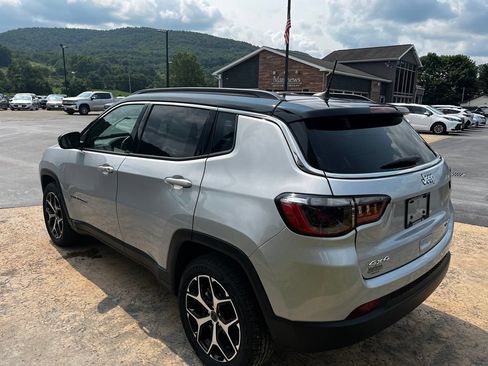 Used 2025 Jeep Compass Limited AWD/4WD image 7