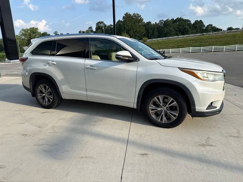 Used 2015 Toyota Highlander XLE AWD/4WD image 2