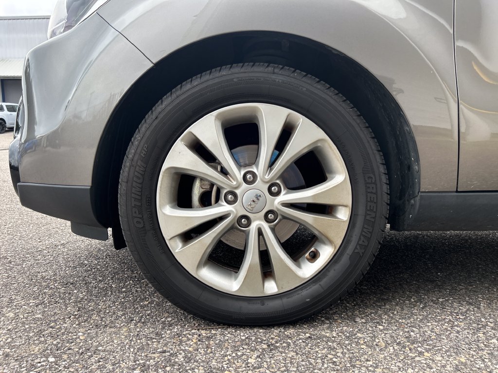 Used 2016 Kia Soul + FWD image 7