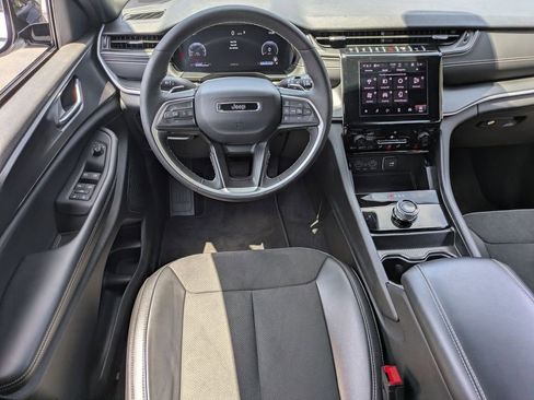 Used 2025 Jeep Grand Cherokee Altitude AWD/4WD image 24
