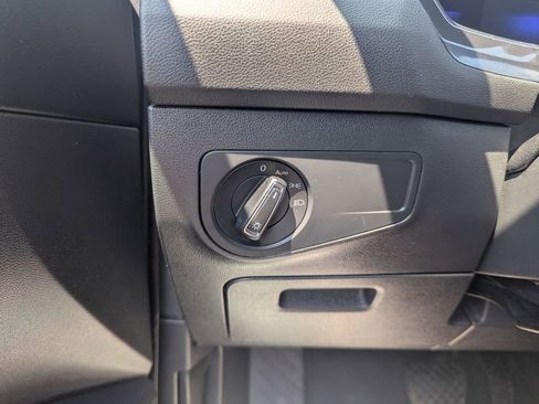 Used 2022 Volkswagen Tiguan SE image 30