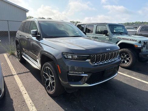Used 2025 Jeep Grand Cherokee Summit AWD/4WD image 3