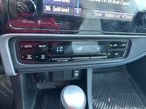 Used 2018 Toyota Corolla SE w/ SE Premium Package FWD image 27