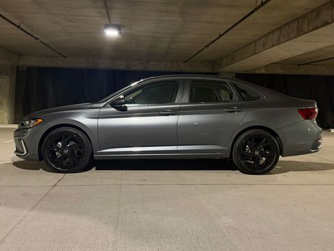 Used 2025 Volkswagen Jetta SE w/ Sunroof Package FWD image 2