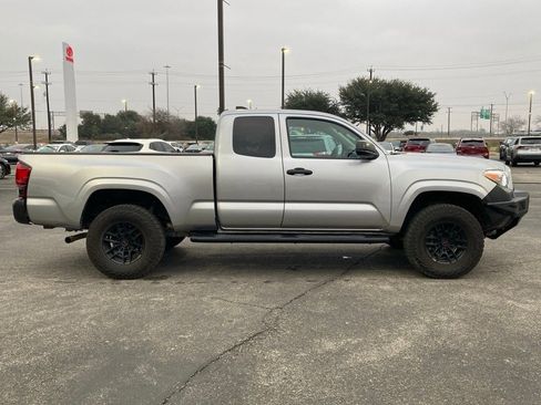 Used 2020 Toyota Tacoma SR image 4