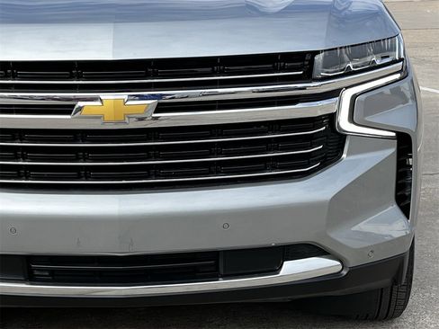 Used 2024 Chevrolet Suburban LT image 8