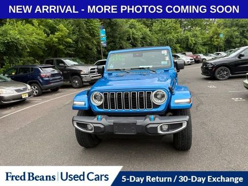 Used 2024 Jeep Wrangler Unlimited Sahara w/ Technology Group AWD/4WD image 3
