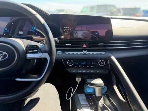 Used 2023 Hyundai Elantra Limited image 7