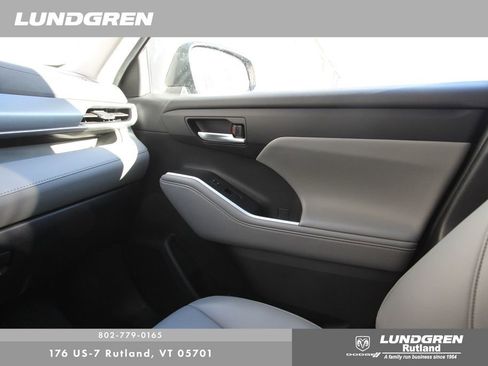 Used 2022 Toyota Highlander XLE image 26