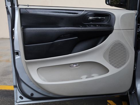 Used 2017 Dodge Grand Caravan SXT FWD image 12