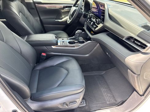 New 2026 Toyota Highlander Limited AWD/4WD image 17