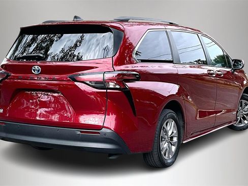 Used 2021 Toyota Sienna XLE image 5