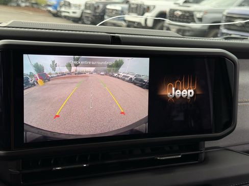 Used 2025 Jeep Wrangler Unlimited Sahara AWD/4WD image 23