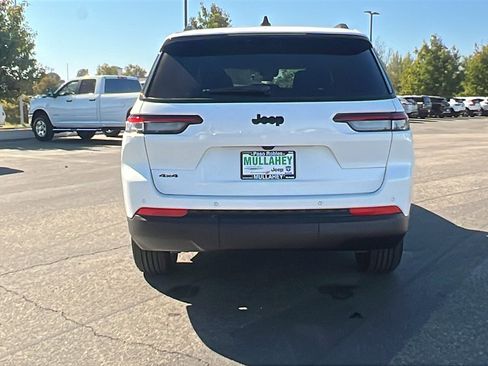 New 2025 Jeep Grand Cherokee L Laredo image 4