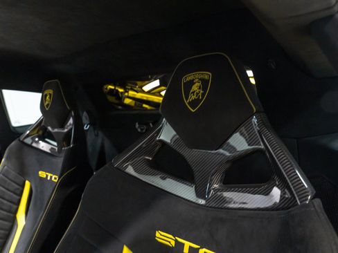 Used 2022 Lamborghini Huracan STO RWD image 43