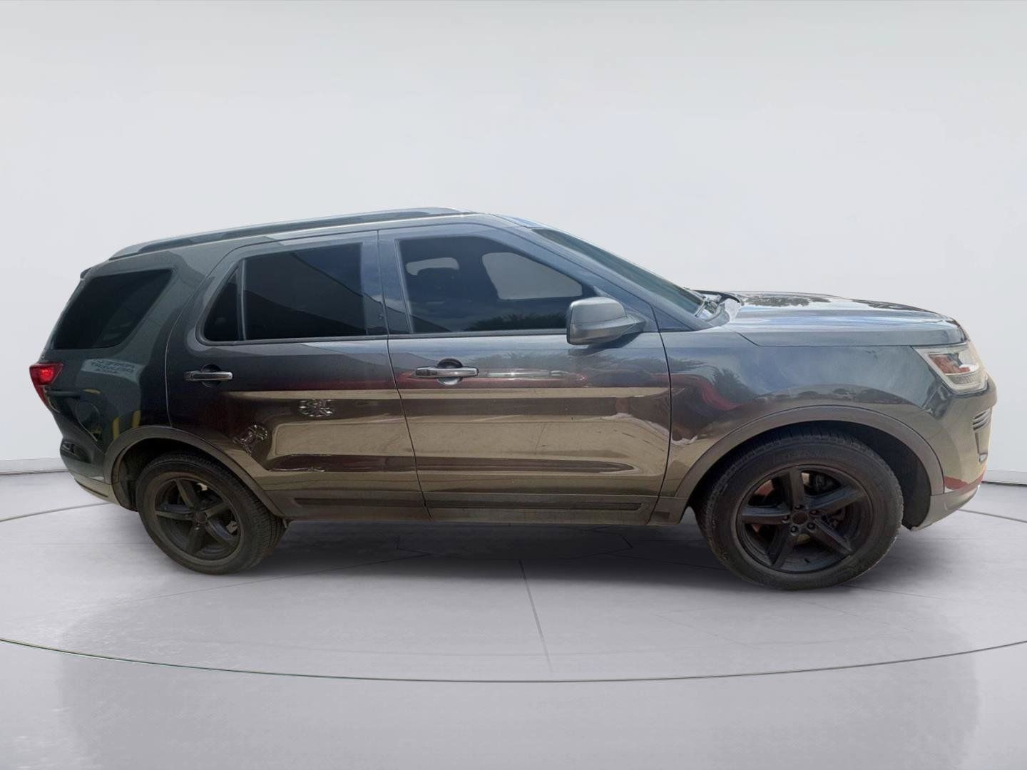 Used 2019 Ford Explorer XLT FWD image 2