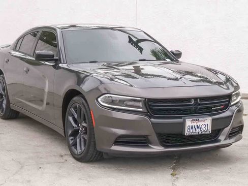 Used 2019 Dodge Charger SXT w/ Blacktop Package RWD image 3
