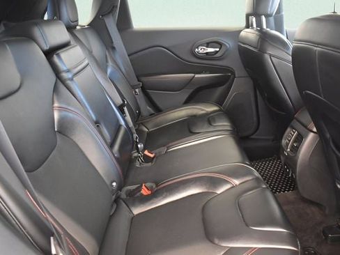 Used 2019 Jeep Cherokee Trailhawk AWD/4WD image 17