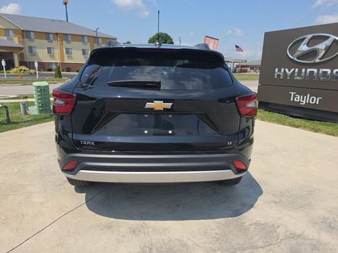 Used 2025 Chevrolet Trax LT FWD image 6