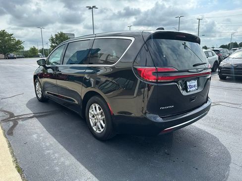 Used 2024 Chrysler Pacifica Touring-L FWD image 5