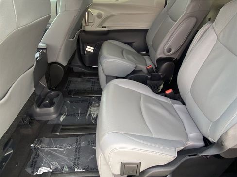 Certified 2024 Toyota Sienna Limited image 18