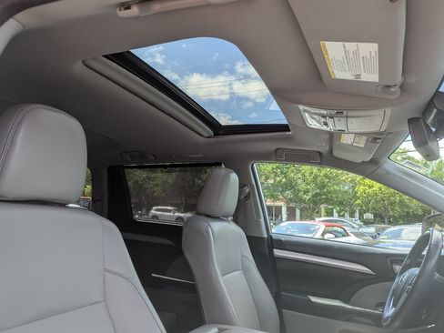 Used 2018 Toyota Highlander XLE AWD/4WD image 38