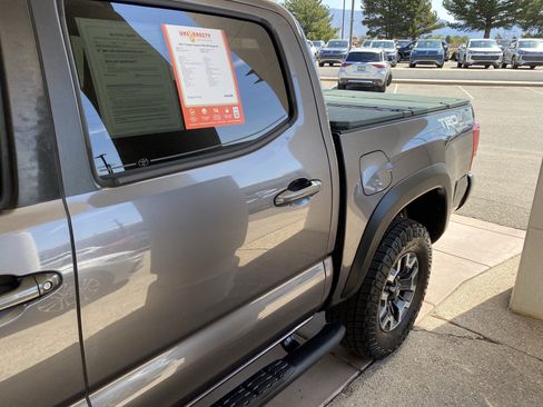 Used 2017 Toyota Tacoma TRD Off-Road w/ Premium & Technology Package AWD/4WD image 58