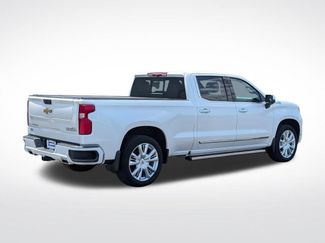 Used 2022 Chevrolet Silverado 1500 High Country w/ High Country Premium Package AWD/4WD video 3