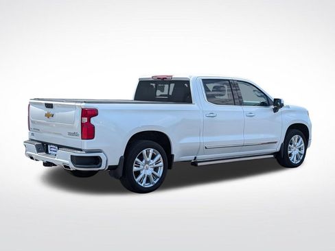 Used 2022 Chevrolet Silverado 1500 High Country w/ High Country Premium Package AWD/4WD image 3