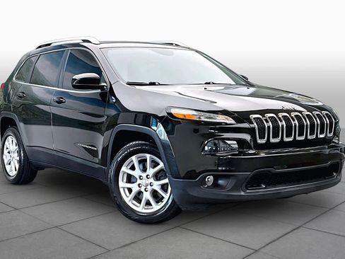 Used 2018 Jeep Cherokee Latitude FWD image 3