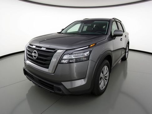 Used 2025 Nissan Pathfinder SV image 3