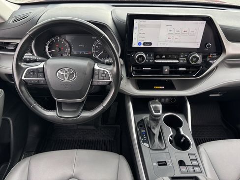Used 2024 Toyota Highlander LE image 3