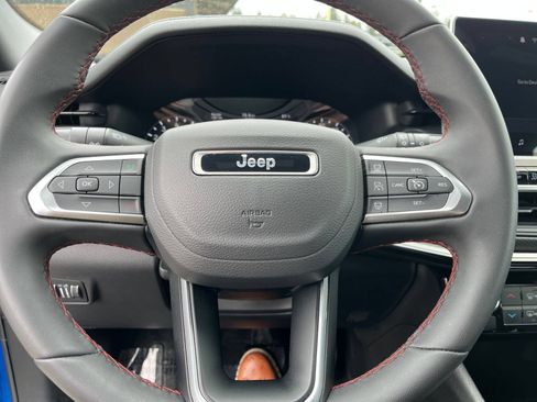 Used 2025 Jeep Compass Trailhawk AWD/4WD image 28