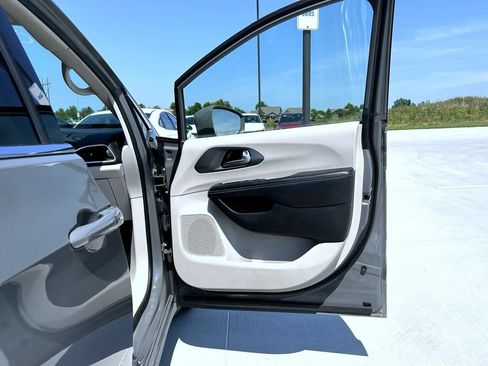 Used 2022 Chrysler Pacifica Touring-L FWD image 17