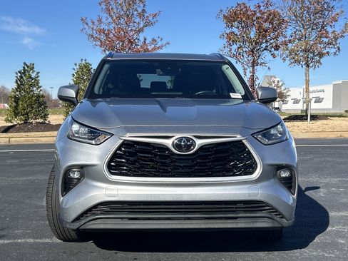 Used 2020 Toyota Highlander XLE image 3