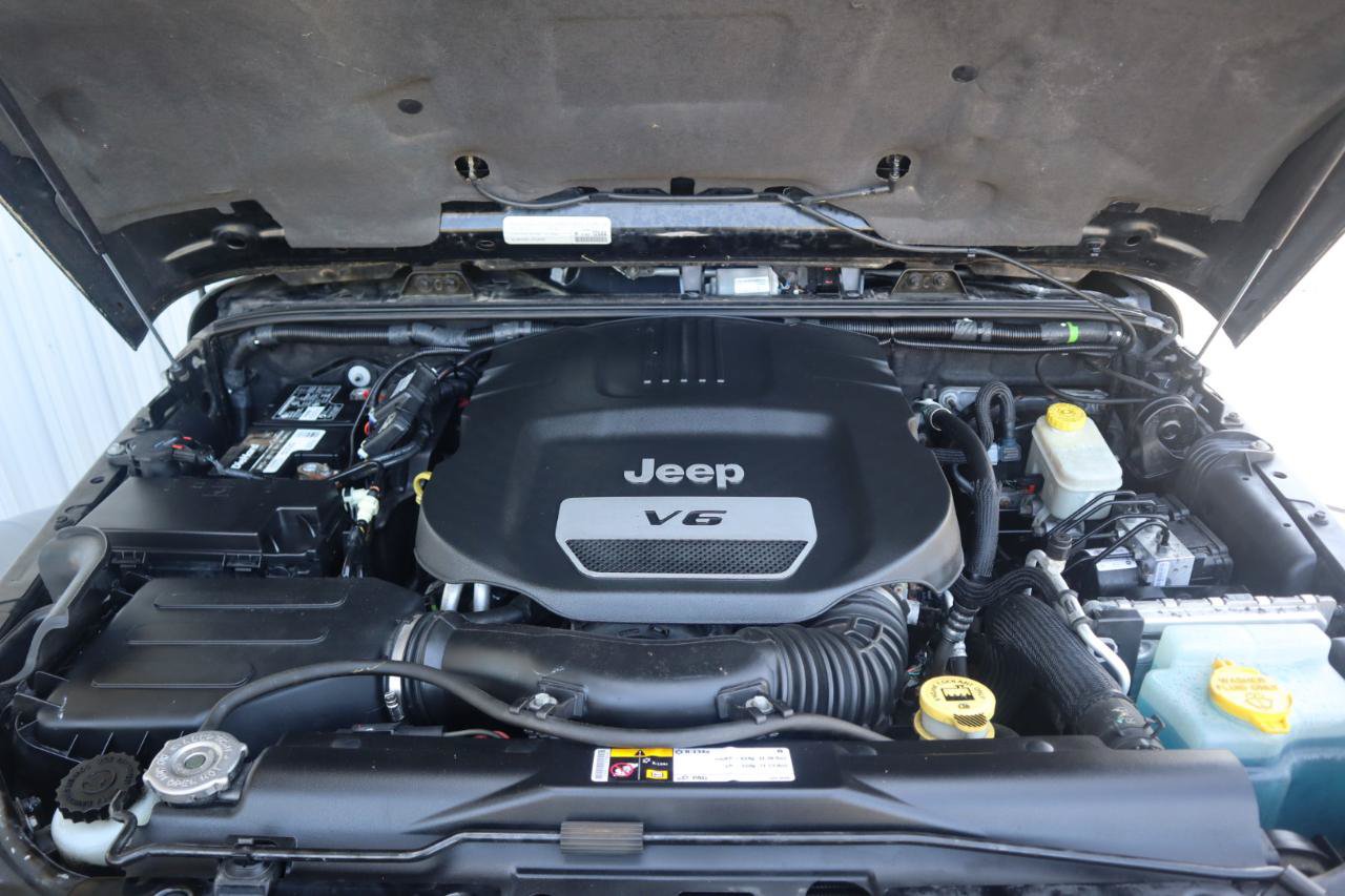 Used 2015 Jeep Wrangler Unlimited Sahara w/ Connectivity Group AWD/4WD image 36